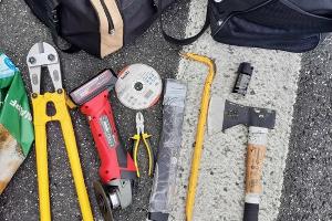 Autofahrer unter Drogeneinfluss und ohne Führerschein aber mit Machete kontrolliert