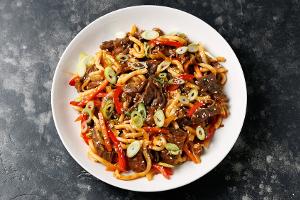 Asiatische Küche: Stir-Fry mit Rindfleisch und Udon-Nudeln