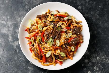 Asiatische Küche: Stir-Fry mit Rindfleisch und Udon-Nudeln