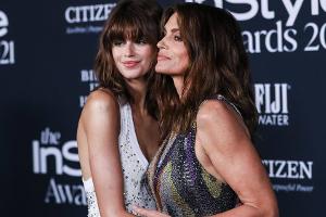 Kaia Gerber und Cindy Crawford trauern um Familienhündin Widget