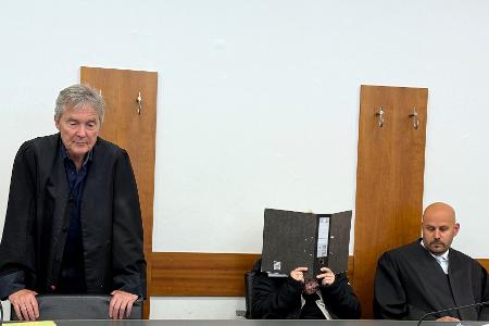 Die Angeklagte hatte sich mit einer gefälschten Approbationsurkunde eine Stelle als Narkoseärztin erschwindelt. Die Angeklagte hatte sich mit einer gefälschten Approbationsurkunde eine Stelle als Narkoseärztin erschwindelt.