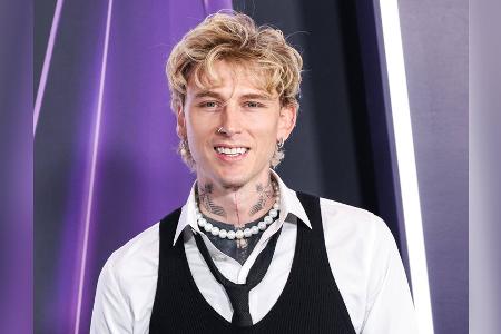 Machine Gun Kelly sorgt sich auf rotem Teppich um kleine Baby-Tochter Machine Gun Kelly sorgt sich auf rotem Teppich um kleine Baby-Tochter
