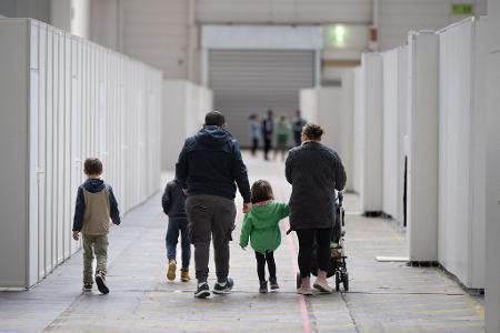 Für viele Kriegsflüchtlinge soll es nun schwerer werden, Angehörige zu sich zu holen. (Archivbild) Für viele Kriegsflüchtlinge soll es nun schwerer werden, Angehörige zu sich zu holen. (Archivbild)