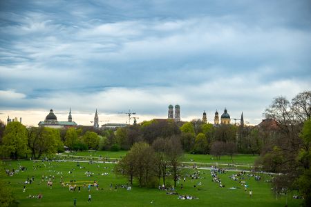 Bild vom Englischen Garten in München mit Münchner Skyline im Hintergrund