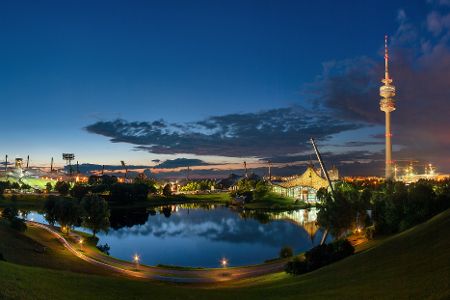 Nachtaufnahme des Olympiaparks in München