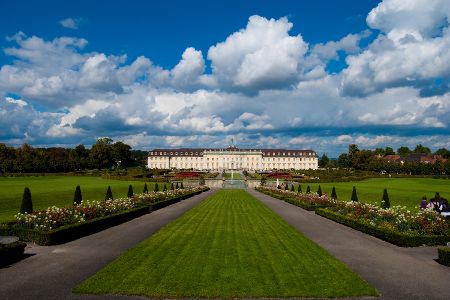 Blick auf das Hohenheimer Schloss mit Park in Stuttgart