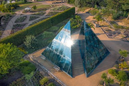 Luftaufnahme der gläsernen Pyramide im Loki-Schmidtgarten in Hamburg