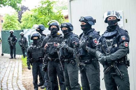 Der Eingang des neuen Gerichtssaals am Stadtrand von Verden wird streng bewacht. 