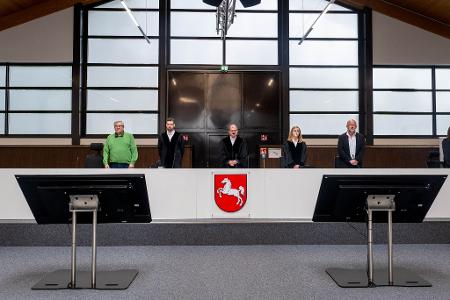 Die Verhandlung gegen die ehemalige RAF-Terroristin Daniela Klette ist im neuen Sitzungssaal in einer umgebauten Reithalle fortgesetzt worden.