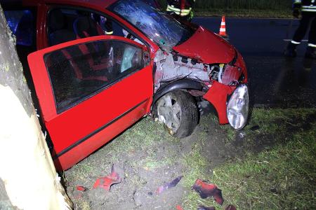 Das Auto kam von der Straße ab und kollidierte mit einem Baum.
Foto: Polizei Minden-Lübbecke Das Auto kam von der Straße ab und kollidierte mit einem Baum.
Foto: Polizei Minden-Lübbecke