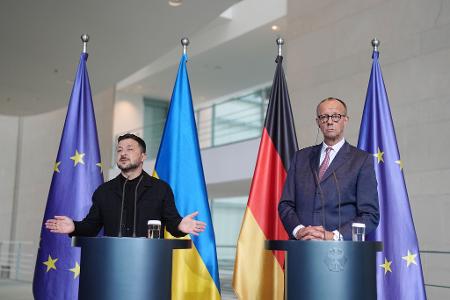 Selenskyj und Merz beantworten nach ihrem Gespräch im Kanzleramt Fragen bei einer Pressekonferenz.