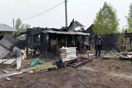 Ein Beamter des russischen Ermittlungskomitees dokumentiert den Schauplatz eines Massenmordes an Teenagern in der Stadt Baikalsk. Bei einem Messerangriff während einer Geburtstagsfeier wurden vier Jugendliche getötet und vier weitere verletzt. Der mutmaßliche Angreifer starb im Feuer. Ein Beamter des russischen Ermittlungskomitees dokumentiert den Schauplatz eines Massenmordes an Teenagern in der Stadt Baikalsk. Bei einem Messerangriff während einer Geburtstagsfeier wurden vier Jugendliche getötet und vier weitere verletzt. Der mutmaßliche Angreifer starb im Feuer.