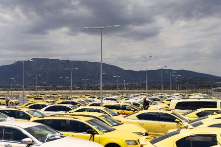 Selbst die Parkplätze am Flughafen besetzten die erbosten Taxifahrer. 