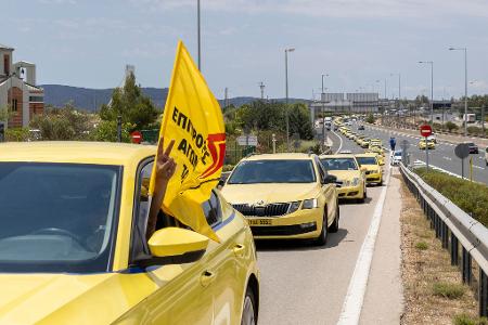 Wollen unter anderem gegen Uber ankämpfen: Streikende Taxifahrer in Athen.