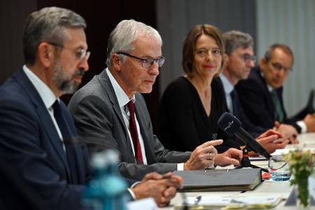Wie umgehen mit Rechtsreferendaren, bei denen Zweifel an der Verfassungstreue besteht? Unter anderem mit dieser Frage haben sich die Präsidentinnen und Präsidenten der Oberlandesgerichte, des Kammergerichts, des Bayerischen Obersten Landesgerichts und des Bundesgerichtshofs bei ihrer Jahrestagung in Weimar beschäftigt. Wie umgehen mit Rechtsreferendaren, bei denen Zweifel an der Verfassungstreue besteht? Unter anderem mit dieser Frage haben sich die Präsidentinnen und Präsidenten der Oberlandesgerichte, des Kammergerichts, des Bayerischen Obersten Landesgerichts und des Bundesgerichtshofs bei ihrer Jahrestagung in Weimar beschäftigt.