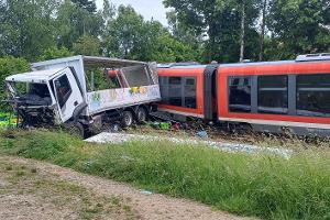 Regionalbahn und Lkw stoßen zusammen - zehn Verletzte