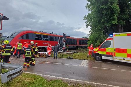 Warum es zu dem Zusammenstoß zwischen einer Regionalbahn und einem Lastwagen kam, war zunächst noch unklar.