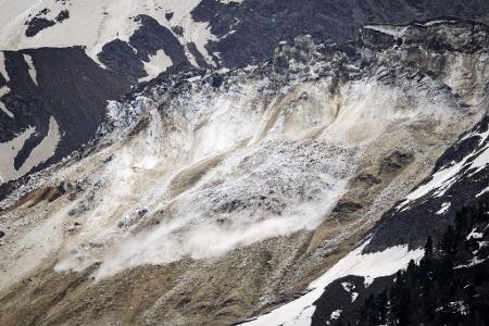 Mehrere Lawinen mit Gletscher-, Schnee- und Nebeltrümmern gingen vom Birchgletscher im Lötschental ab.