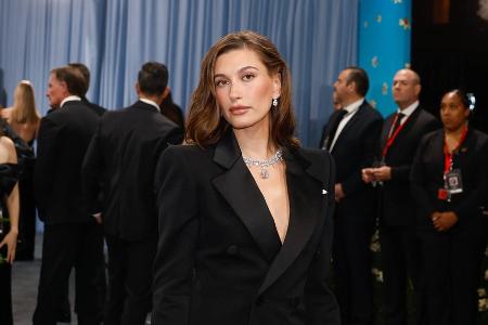 Hailey Bieber verkauft ihre Beauty-Marke für eine Milliarde Dollar Hailey Bieber verkauft ihre Beauty-Marke für eine Milliarde Dollar