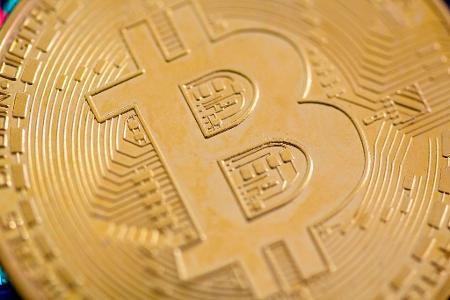 Eine Bitcoin-Münze liegt auf einem Tisch. (Symbolbild) Eine Bitcoin-Münze liegt auf einem Tisch. (Symbolbild)