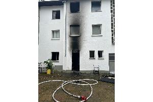 Brand in Wohn- und Geschäftshaus / Person über Drehleiter in Sicherheit gebracht