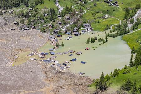 Die Lonza kann nicht abfießen, der Stausee dürfte bald überlaufen. Die Lonza kann nicht abfießen, der Stausee dürfte bald überlaufen.
