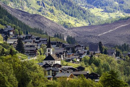 Das Dorf Kippel wurde verschont, dahinter ist die Wüste aus Eis, Schlamm und Fels zu sehen.