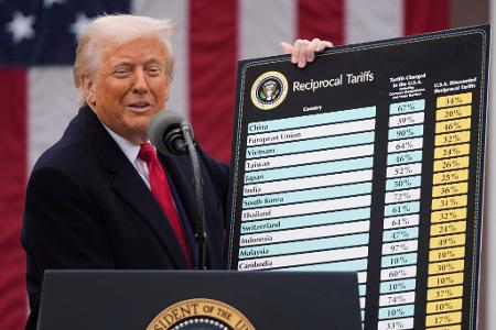 Ein Berufungsgericht hat die Blockade fast aller Zölle von US-Präsident Donald Trump, die eine niedrigere Instanz angeordnet hatte, vorerst aufgehoben. (Archivbild) Ein Berufungsgericht hat die Blockade fast aller Zölle von US-Präsident Donald Trump, die eine niedrigere Instanz angeordnet hatte, vorerst aufgehoben. (Archivbild)
