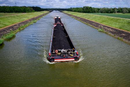 Mit 2.500 Tonnen Kohle an Bord fährt die Mit 2.500 Tonnen Kohle an Bord fährt die