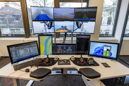 Radar, Funk, Steuerknüppel - aber alles in einem Büro mitten in Duisburg. Von hier aus werden Schiffe ferngesteuert.