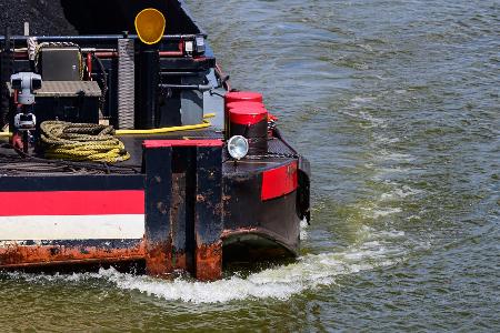 Nur eine unscheinbare graue Kamera am Bug: Von außen sieht man erst auf den zweiten Blick, dass das Schiff ferngesteuert wird.