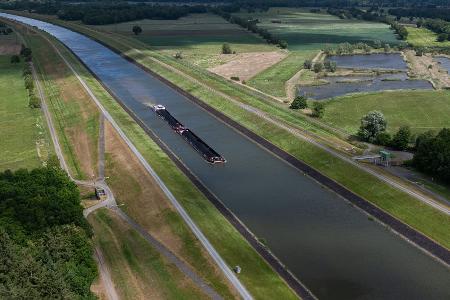 Auf den Kanälen ist nicht viel Platz für die langen Schiffe. Bei Gegenverkehr muss der Kapitän aus der Ferne präzise steuern.
