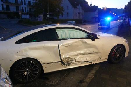 Autos kollidierten beim Abbiegen Autos kollidierten beim Abbiegen