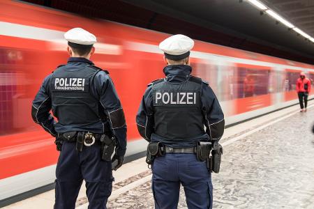 Eine Streife der Bundespolizei an einem S-Bahnsteig.-
Quelle Symbolfoto: Bundespolizei- Eine Streife der Bundespolizei an einem S-Bahnsteig.-
Quelle Symbolfoto: Bundespolizei-