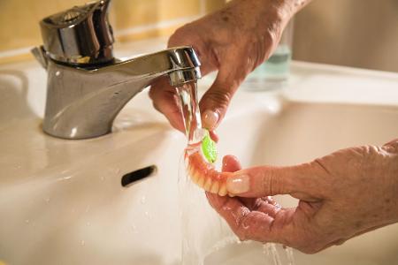 Zahnprothese putzen: 4 Fehler und wie man sie vermeidet
