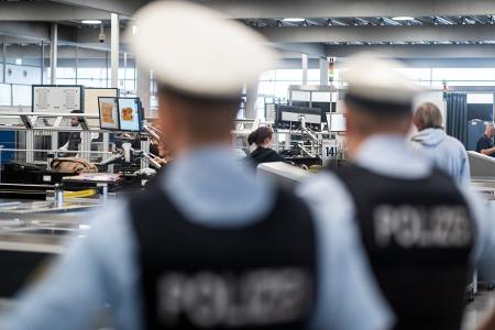 Beispielbild Bundespolizeibeamte an der Luftsicherheitskontrollstelle Flughafen Köln/Bonn Beispielbild Bundespolizeibeamte an der Luftsicherheitskontrollstelle Flughafen Köln/Bonn