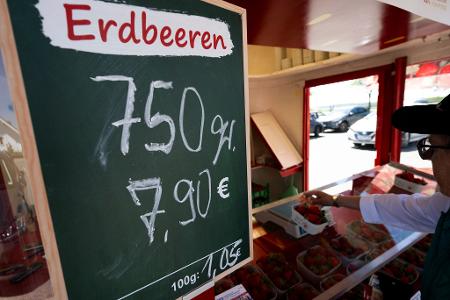Beim Einkaufen spüren Verbraucherinnen und Verbraucher gestiegene Preise deutlich