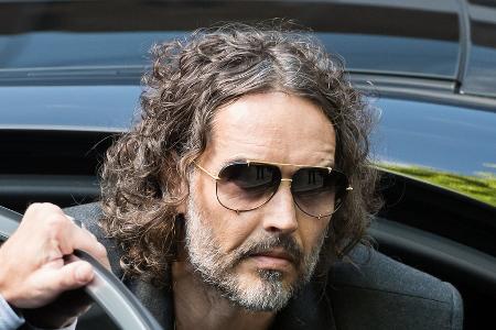 Vergewaltigungsprozess: Russell Brand plädiert auf Vergewaltigungsprozess: Russell Brand plädiert auf