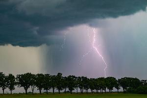 Zum Sommeranfang sind Gewitter im Anmarsch
