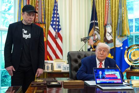 US-Präsident Donald Trump verabschiedet Tech-Milliardär Elon Musk, der für die Regierung die Kostensenkungsinitiative Doge führte. US-Präsident Donald Trump verabschiedet Tech-Milliardär Elon Musk, der für die Regierung die Kostensenkungsinitiative Doge führte.