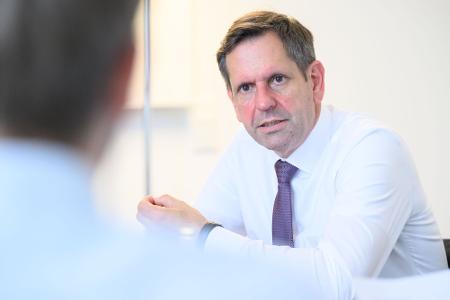 Niedersachsens neuer Ministerpräsident Olaf Lies will die geplanten Investitionen möglichst schnell sichtbar machen. Niedersachsens neuer Ministerpräsident Olaf Lies will die geplanten Investitionen möglichst schnell sichtbar machen.