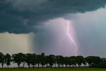 Im Verlauf des Tages sind in Teilen Deutschlands starke Gewitter wahrscheinlich (Symbolbild). Im Verlauf des Tages sind in Teilen Deutschlands starke Gewitter wahrscheinlich (Symbolbild).