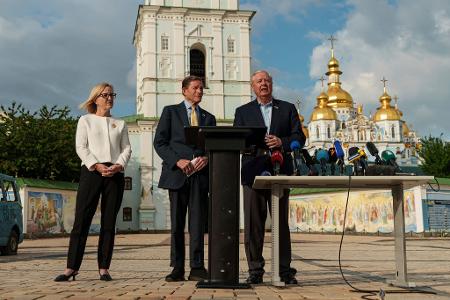 Die US-Senatoren LIndsey Graham und Richard Blumenthal haben in Kiew auch den ukrainischen Präsidenten Wolodymyr Selenskyj zu Gesprächen getroffen. 
