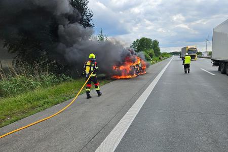 Der in Vollbrand stehende Pkw Der in Vollbrand stehende Pkw