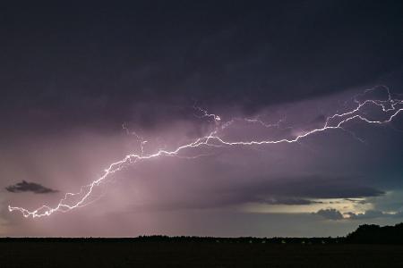 Ein Blitz kann die Luft auf bis zu 30.000 Grad Celsius erhitzen – heißer als die Sonnenoberfläche. (Archivbild)