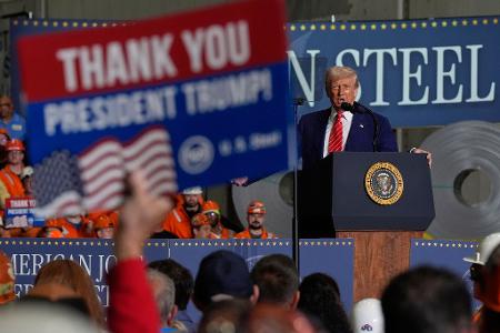 Donald Trump spricht im Werk von U.S. Steel Mon Valley Works-Irvin in West Mifflin, Pennsylvania.