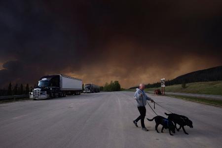 Der Himmel schwarz: So viele Waldbrände hat Kanada selten gleichzeitig erlebt. Gefährliche Waldbrände verdunkeln mittlerweile auch in Kanadas westlichster Provinz British Columbia den Horizont. Der Himmel schwarz: So viele Waldbrände hat Kanada selten gleichzeitig erlebt. Gefährliche Waldbrände verdunkeln mittlerweile auch in Kanadas westlichster Provinz British Columbia den Horizont.