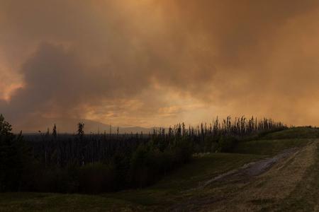 Der Rauch eines Waldbrandes hängt in der Luft über dem Highway 97 (British Columbia).