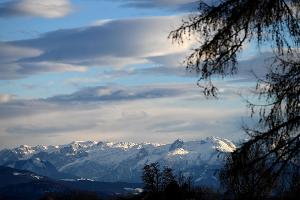 Deutsche Familie mit drei Kindern in Bergnot