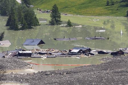 Rote Barrieren sollen Material zurückhalten, das den Abfluss der Lonza erneut verstopfen könnte. Rote Barrieren sollen Material zurückhalten, das den Abfluss der Lonza erneut verstopfen könnte.
